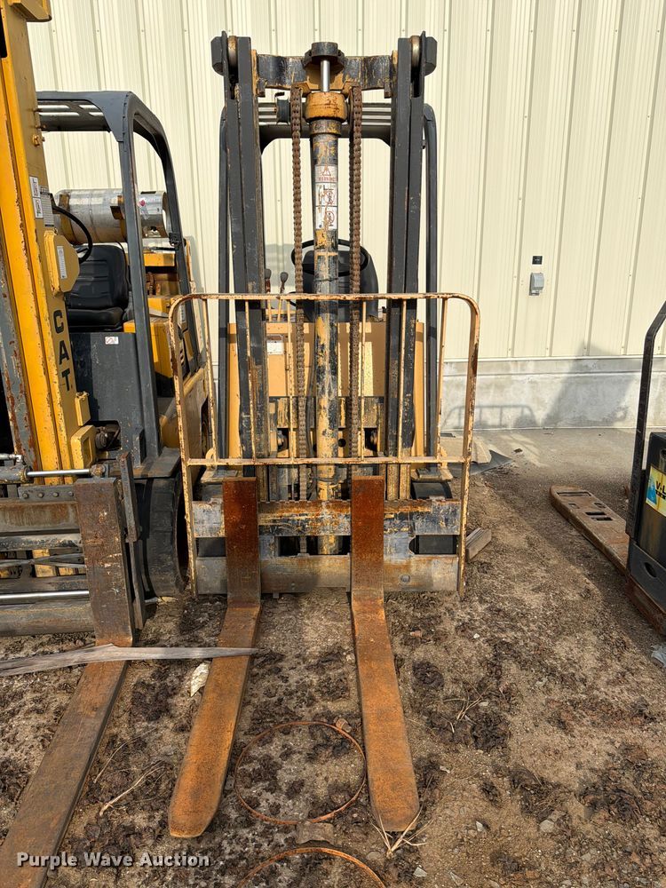 image for item FK3789 Caterpillar T40C forklift