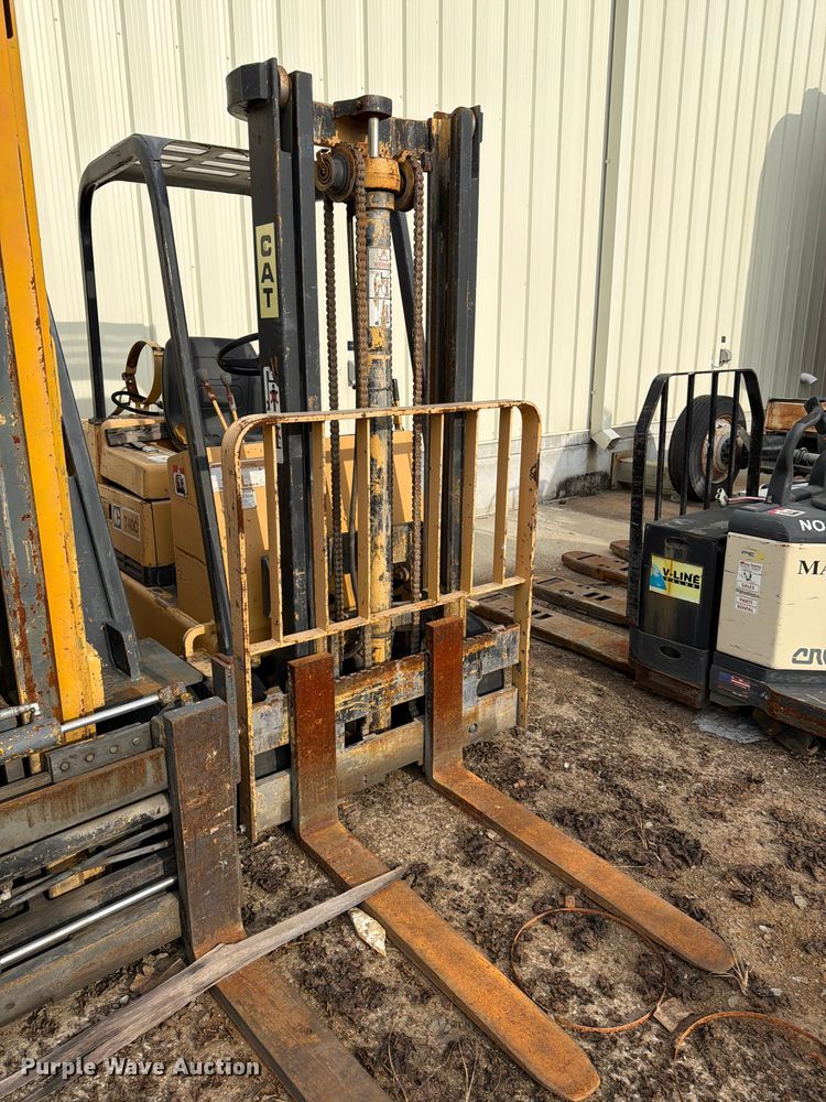 image for item FK3789 Caterpillar T40C forklift