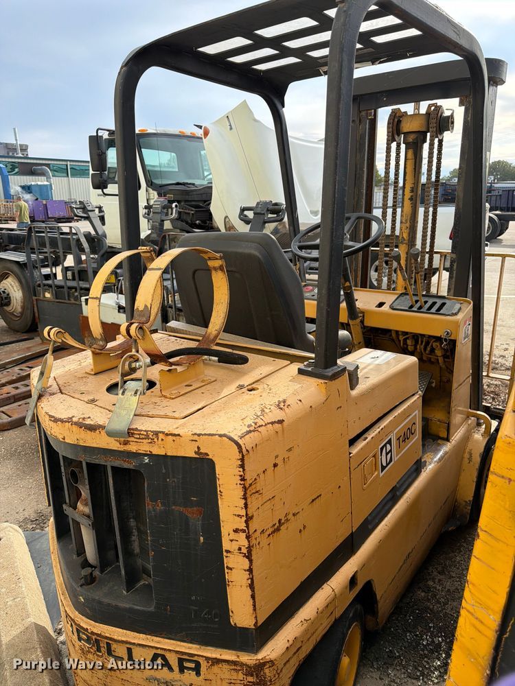 image for item FK3789 Caterpillar T40C forklift