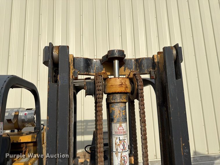 image for item FK3789 Caterpillar T40C forklift
