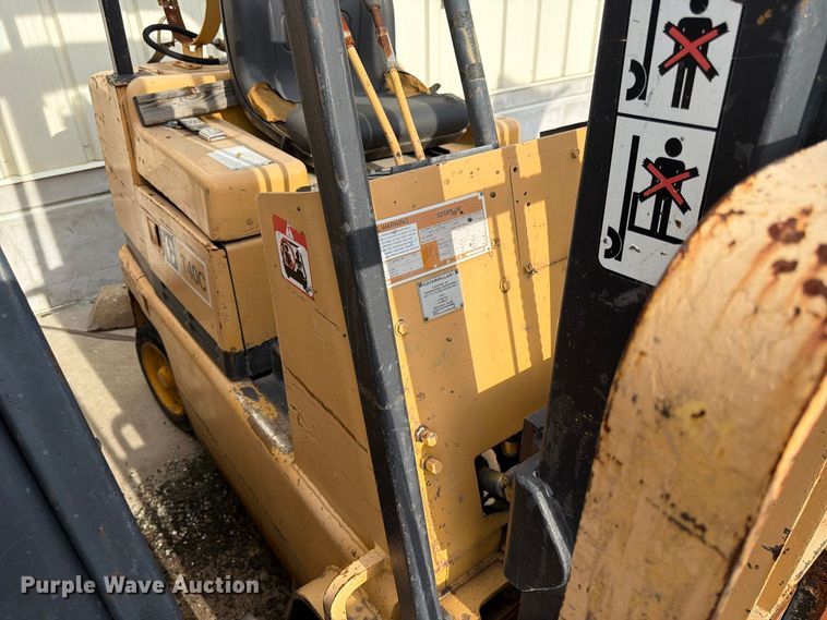 image for item FK3789 Caterpillar T40C forklift