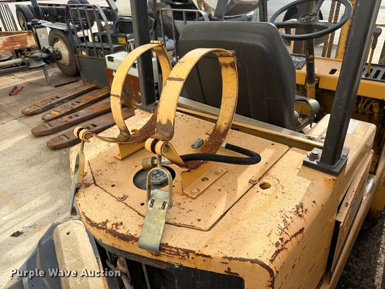 image for item FK3789 Caterpillar T40C forklift