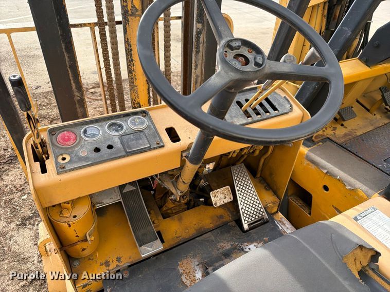 image for item FK3789 Caterpillar T40C forklift