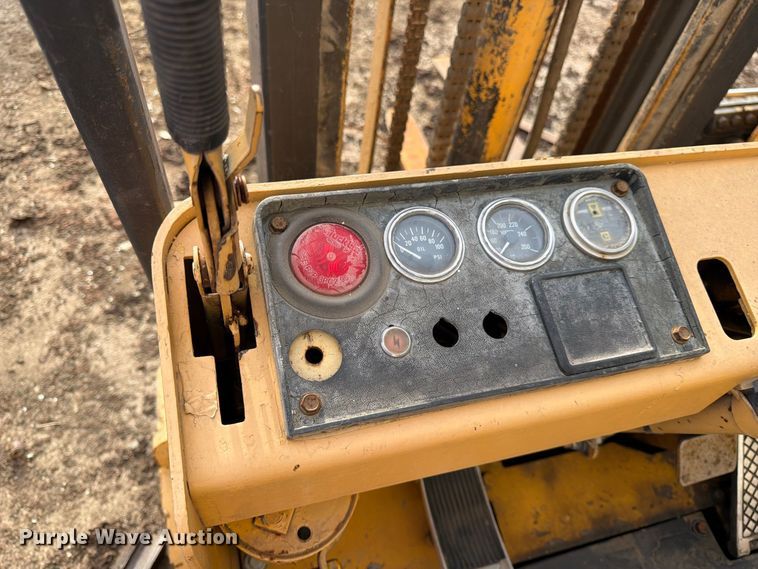 image for item FK3789 Caterpillar T40C forklift