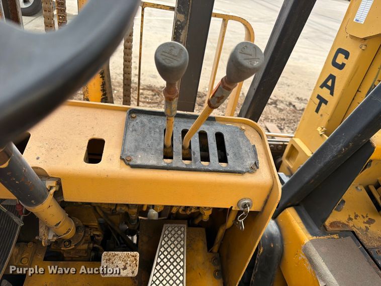 image for item FK3789 Caterpillar T40C forklift