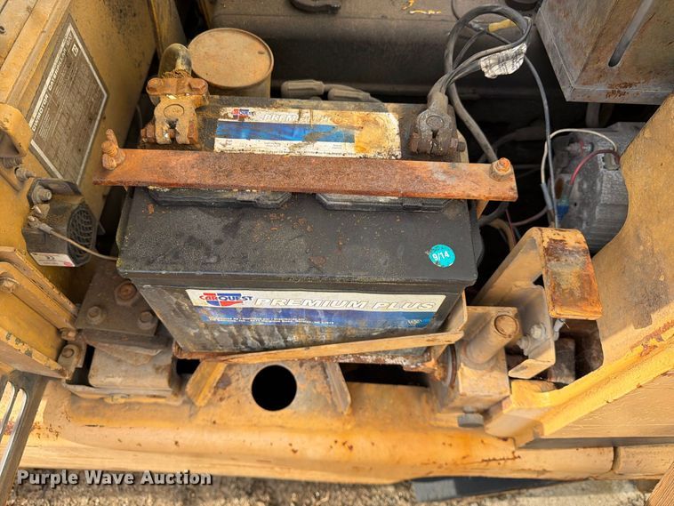 image for item FK3789 Caterpillar T40C forklift