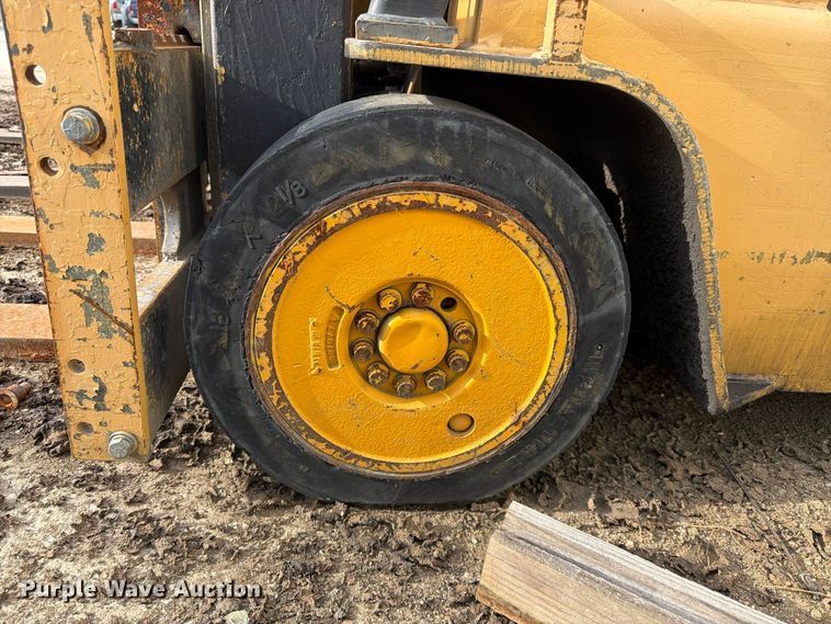 image for item FK3789 Caterpillar T40C forklift