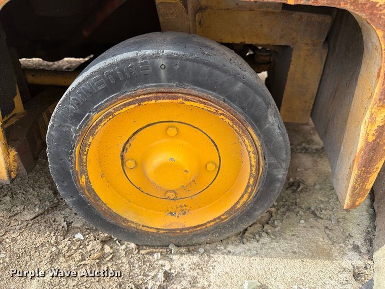 image for item FK3789 Caterpillar T40C forklift