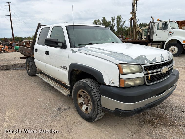image for item FK3794 2006 Chevrolet Silverado 2500HD Crew Cab flatbed pickup truck