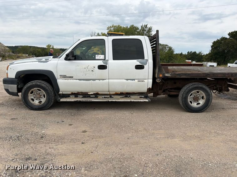 image for item FK3794 2006 Chevrolet Silverado 2500HD Crew Cab flatbed pickup truck