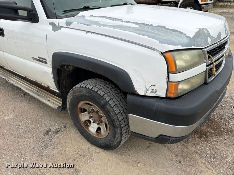 image for item FK3794 2006 Chevrolet Silverado 2500HD Crew Cab flatbed pickup truck