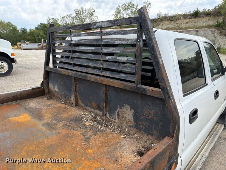 image for item FK3794 2006 Chevrolet Silverado 2500HD Crew Cab flatbed pickup truck
