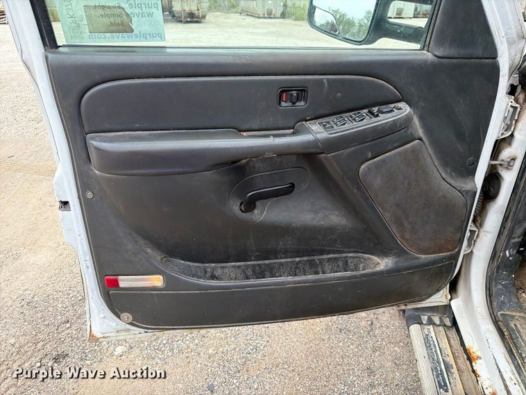 image for item FK3794 2006 Chevrolet Silverado 2500HD Crew Cab flatbed pickup truck