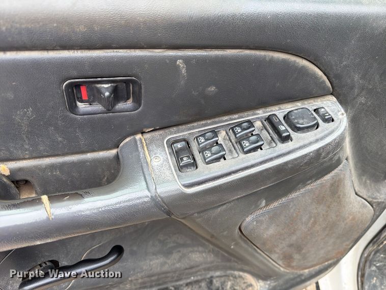 image for item FK3794 2006 Chevrolet Silverado 2500HD Crew Cab flatbed pickup truck