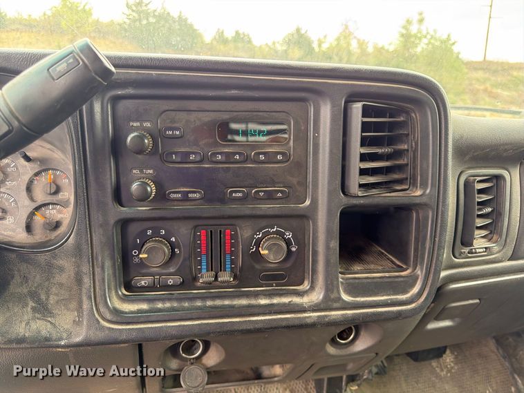 image for item FK3794 2006 Chevrolet Silverado 2500HD Crew Cab flatbed pickup truck