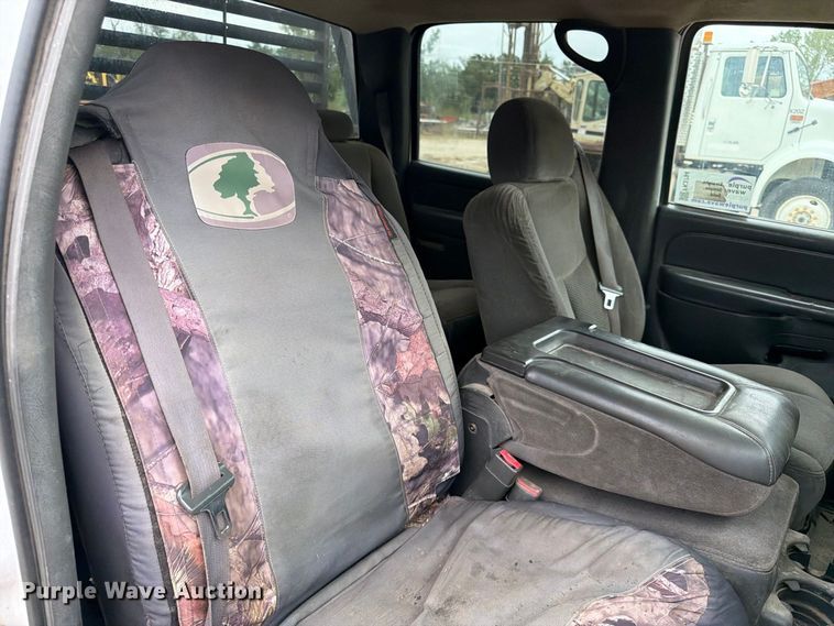 image for item FK3794 2006 Chevrolet Silverado 2500HD Crew Cab flatbed pickup truck
