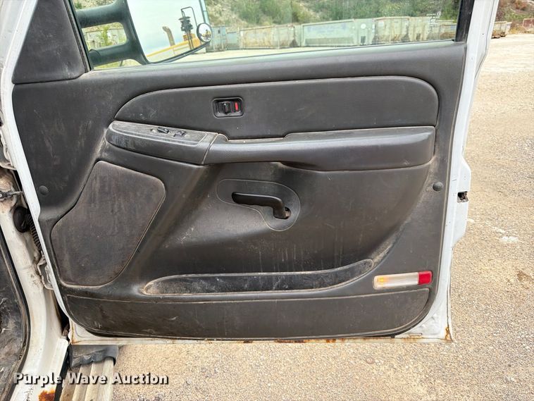 image for item FK3794 2006 Chevrolet Silverado 2500HD Crew Cab flatbed pickup truck