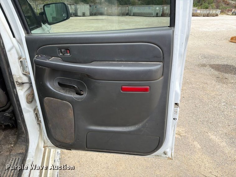 image for item FK3794 2006 Chevrolet Silverado 2500HD Crew Cab flatbed pickup truck