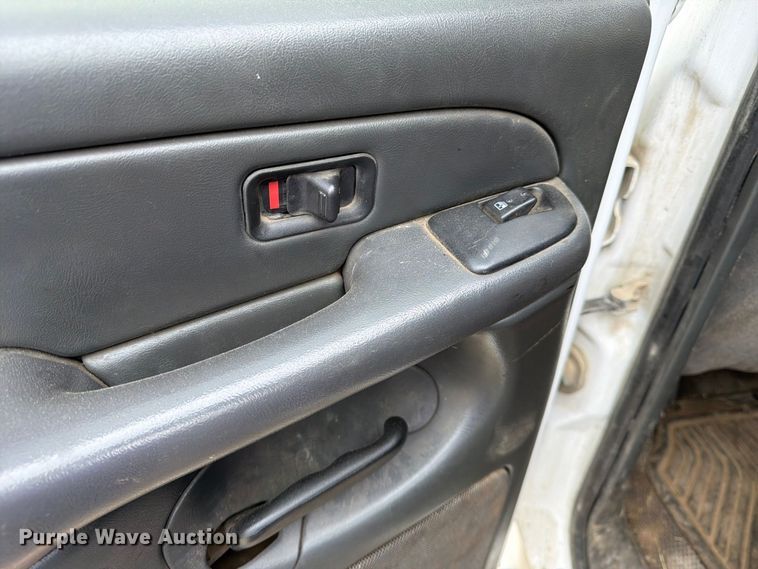 image for item FK3794 2006 Chevrolet Silverado 2500HD Crew Cab flatbed pickup truck