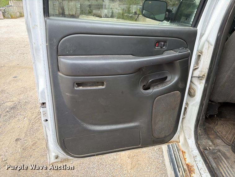 image for item FK3794 2006 Chevrolet Silverado 2500HD Crew Cab flatbed pickup truck