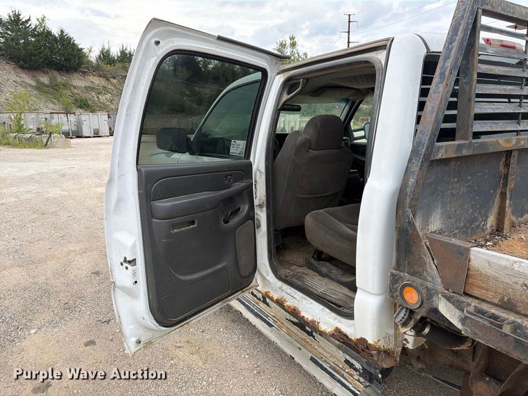 image for item FK3794 2006 Chevrolet Silverado 2500HD Crew Cab flatbed pickup truck