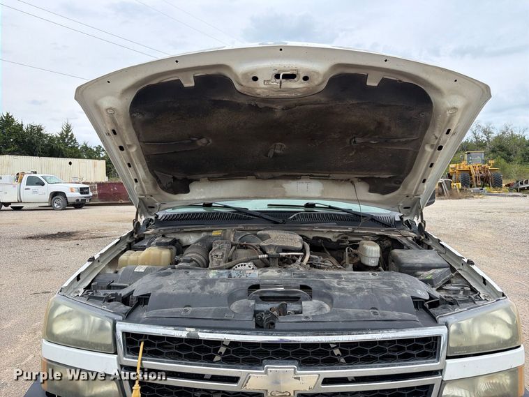 image for item FK3794 2006 Chevrolet Silverado 2500HD Crew Cab flatbed pickup truck