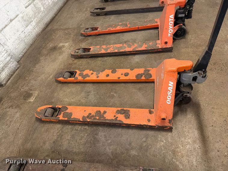 image for item FK4624 (8) pallet jacks