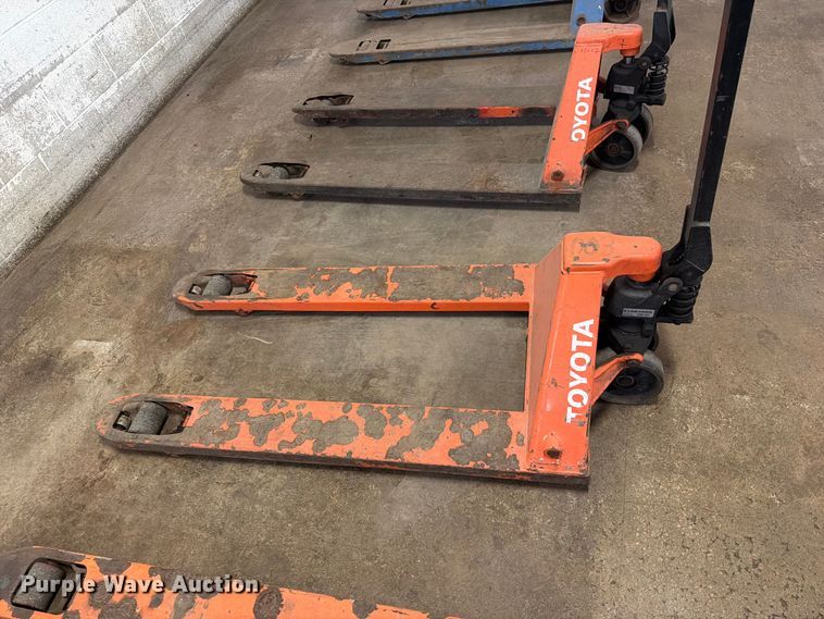 image for item FK4624 (8) pallet jacks