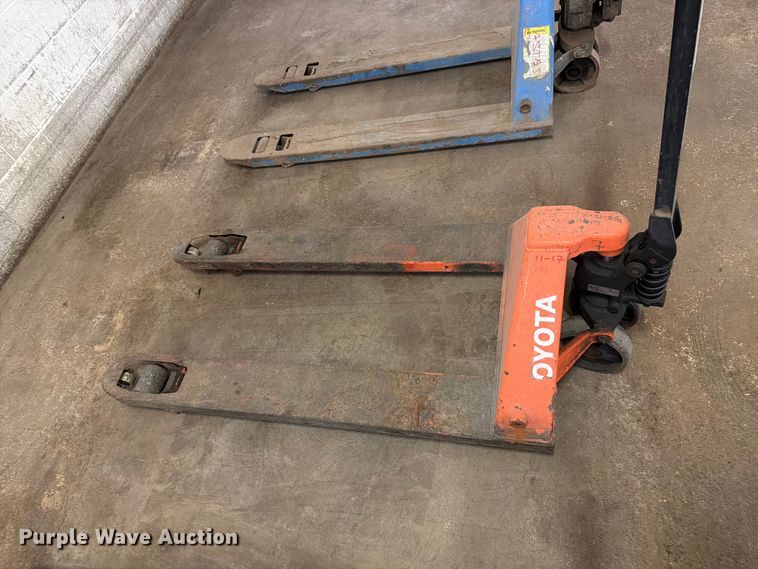 image for item FK4624 (8) pallet jacks