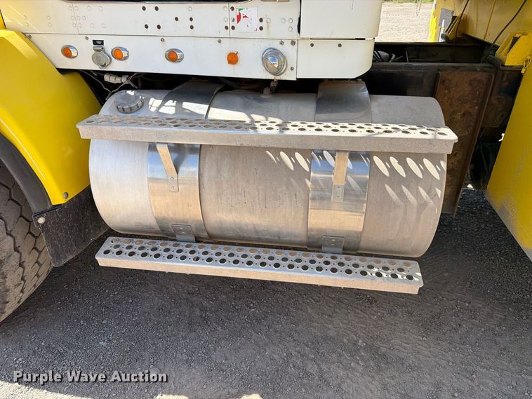 image for item FK4635 2009 Kenworth T8 Series fuel truck