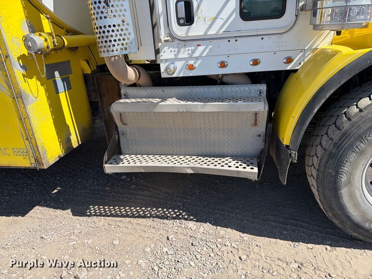 image for item FK4635 2009 Kenworth T8 Series fuel truck