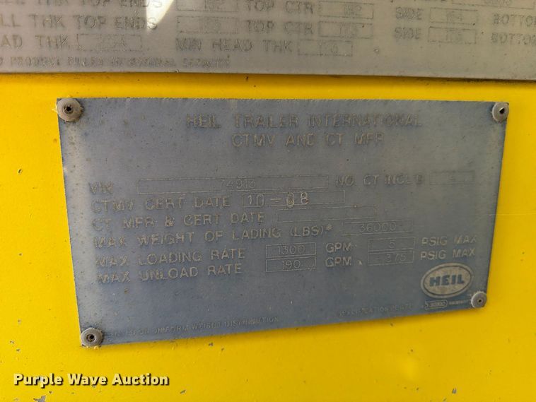 image for item FK4635 2009 Kenworth T8 Series fuel truck