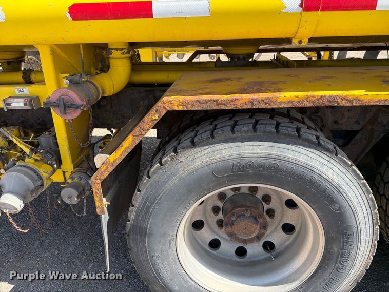image for item FK4635 2009 Kenworth T8 Series fuel truck