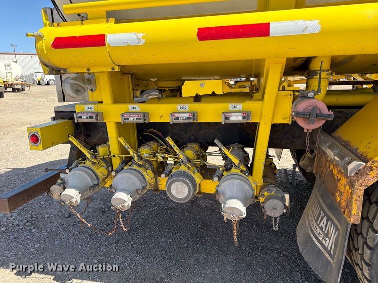 image for item FK4635 2009 Kenworth T8 Series fuel truck