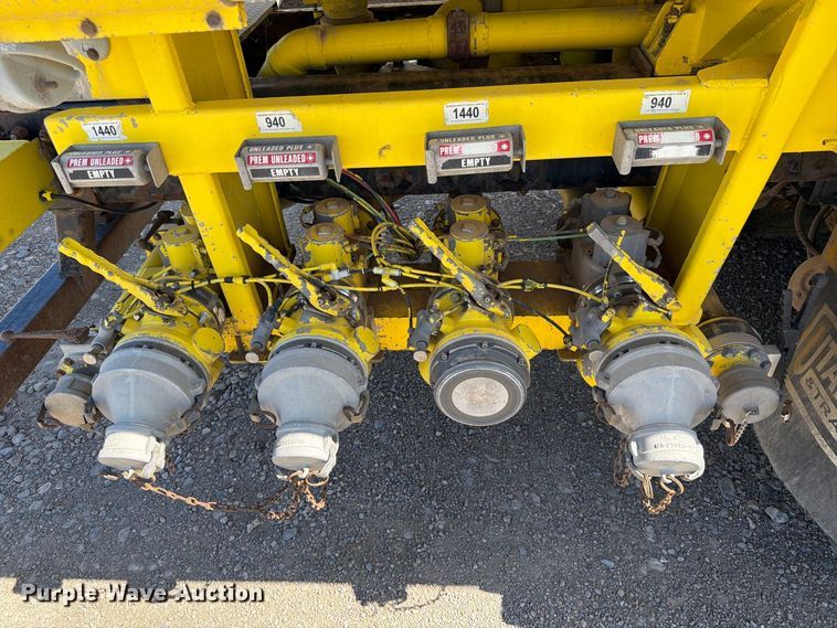image for item FK4635 2009 Kenworth T8 Series fuel truck
