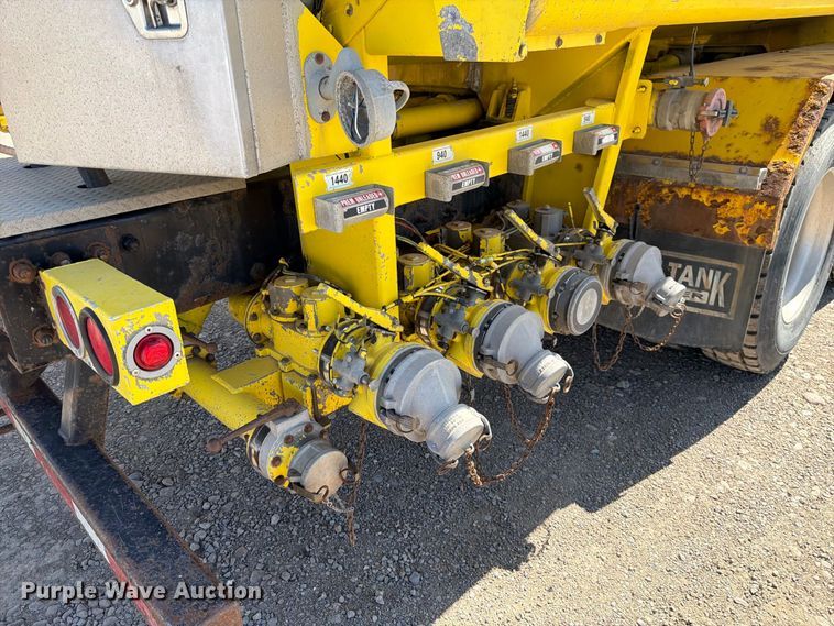 image for item FK4635 2009 Kenworth T8 Series fuel truck