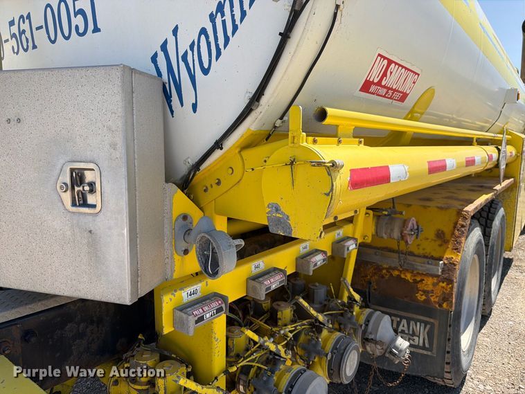 image for item FK4635 2009 Kenworth T8 Series fuel truck