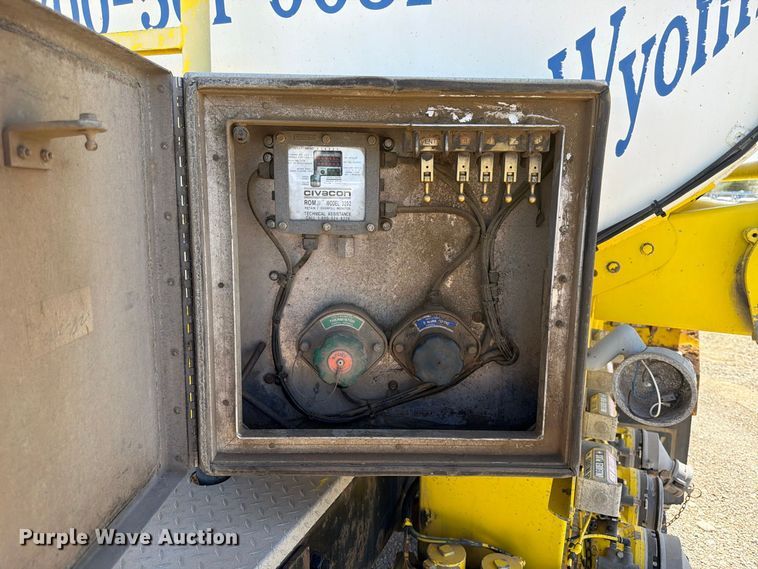 image for item FK4635 2009 Kenworth T8 Series fuel truck