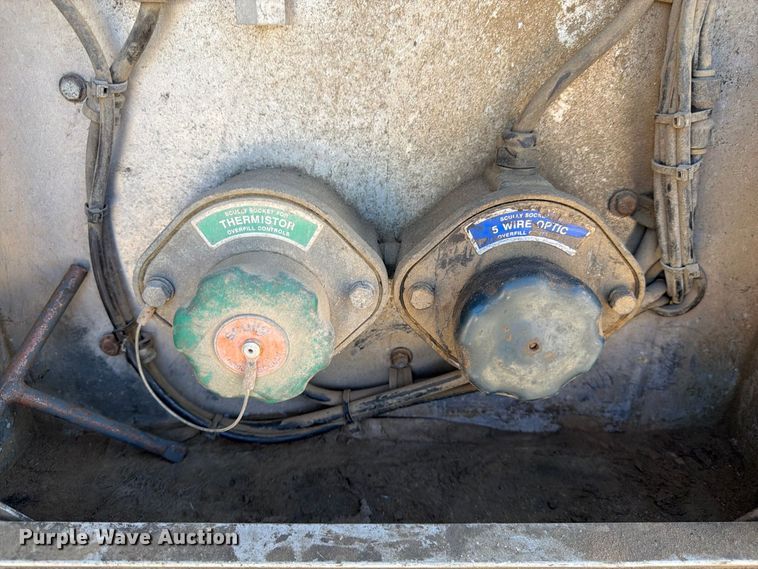 image for item FK4635 2009 Kenworth T8 Series fuel truck