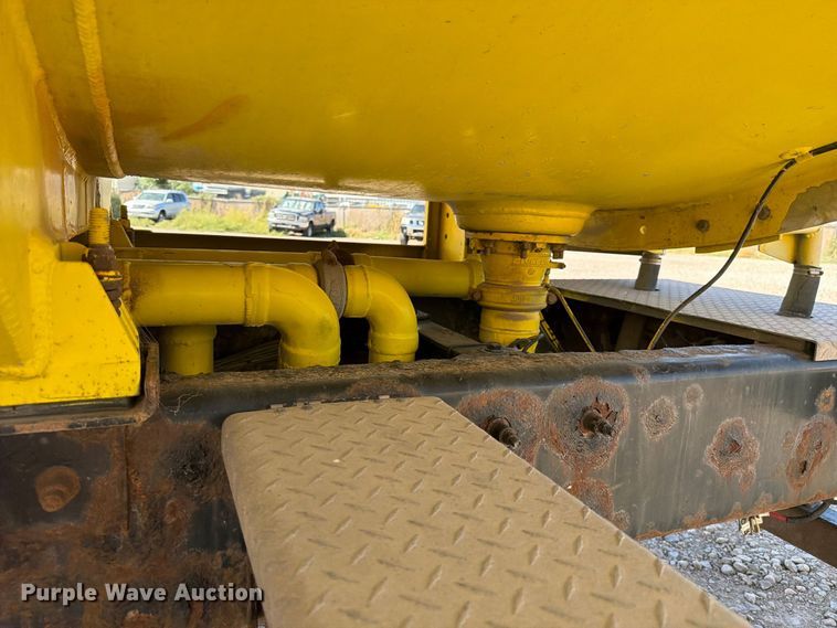 image for item FK4635 2009 Kenworth T8 Series fuel truck