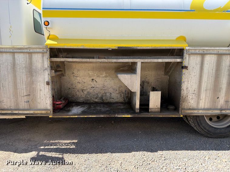 image for item FK4635 2009 Kenworth T8 Series fuel truck