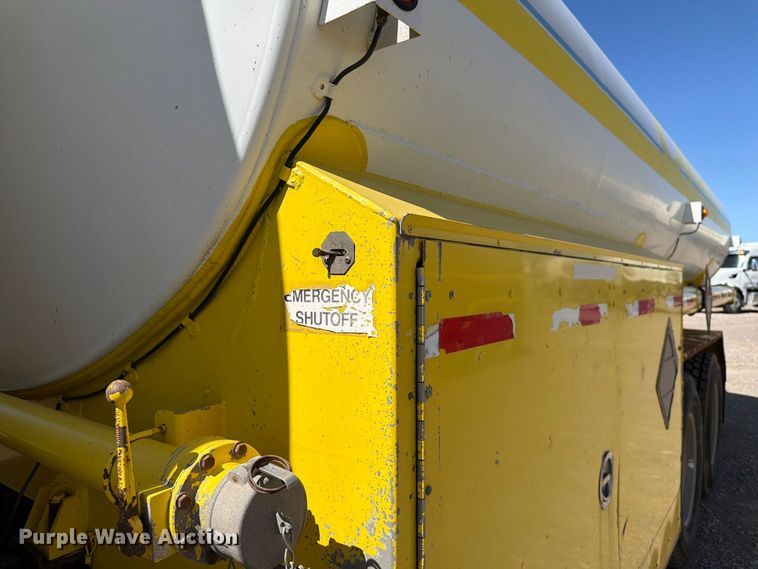 image for item FK4635 2009 Kenworth T8 Series fuel truck