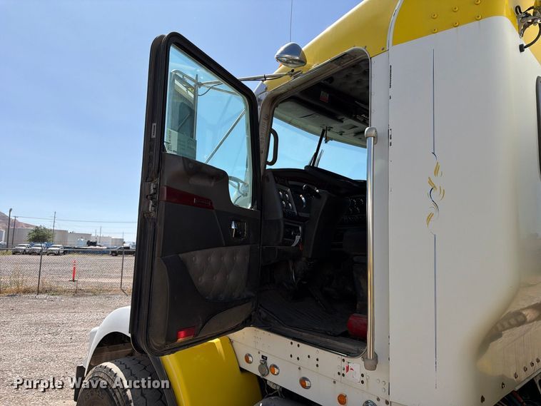 image for item FK4635 2009 Kenworth T8 Series fuel truck