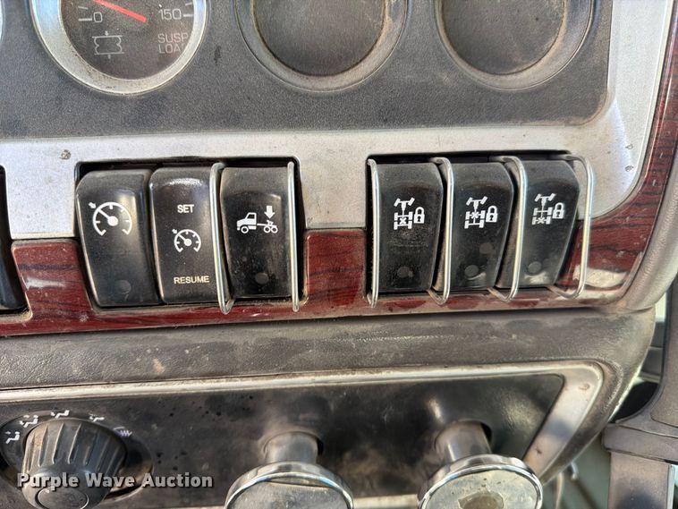 image for item FK4635 2009 Kenworth T8 Series fuel truck