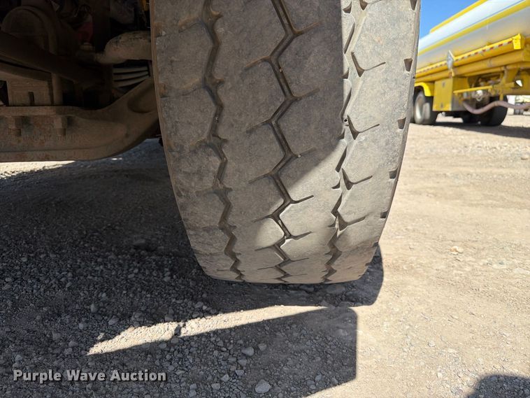 image for item FK4635 2009 Kenworth T8 Series fuel truck