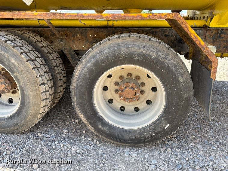 image for item FK4635 2009 Kenworth T8 Series fuel truck