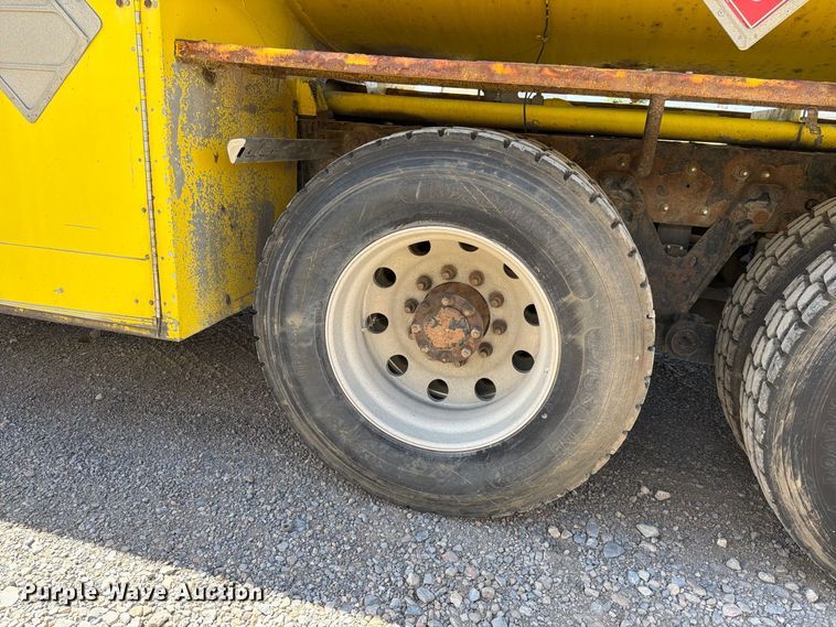 image for item FK4635 2009 Kenworth T8 Series fuel truck