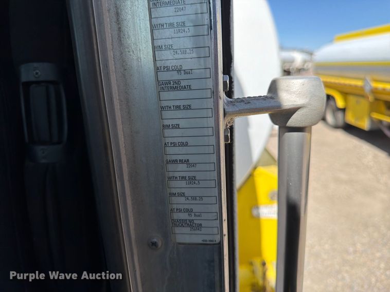 image for item FK4635 2009 Kenworth T8 Series fuel truck
