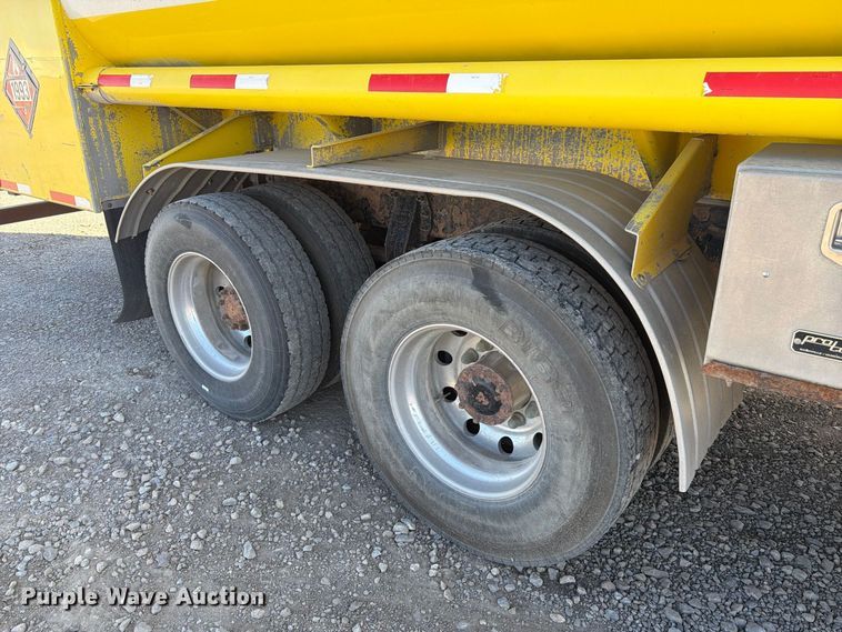 image for item FK4637 2012 Peterbilt 367 fuel truck