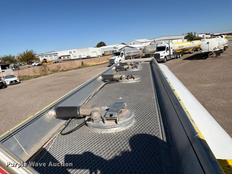 image for item FK4637 2012 Peterbilt 367 fuel truck
